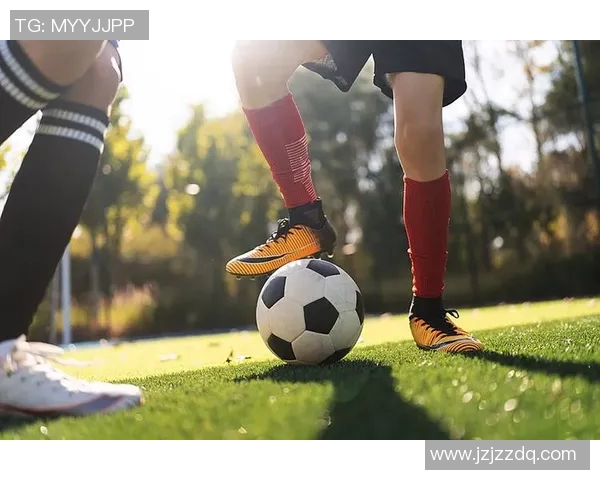 足球明星在绿茵场上专注思考展现风采的瞬间捕捉